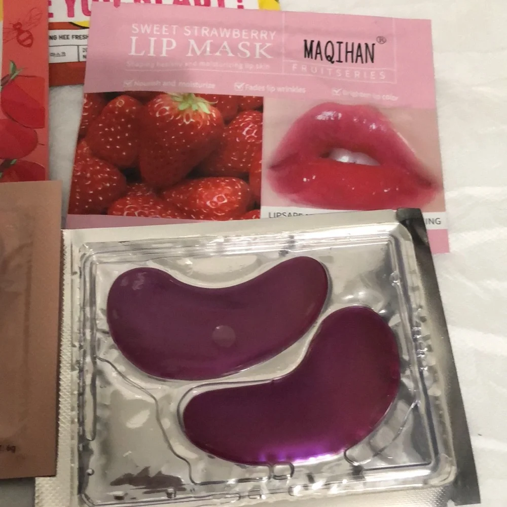 Betsy Johnson Face Wipes and Eye & Lip Mask Bundle of 8